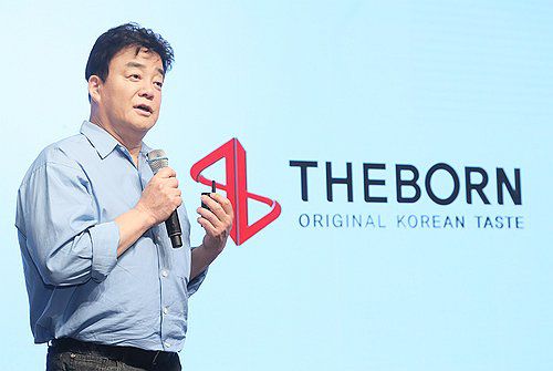 백종원 "K소스로 글로벌 B2B시장 진출…해외매출 1천억원"(서울=연합뉴스) 백종원 더본코리아 대표이사가 3일 서울 중구 신라호텔에서 열린 'TBK(The Born Korea·더본코리아) 글로벌 기업 간 거래(B2B) 소스 론칭 시연회'에서 발표하고 있다. 2025.9.3 [더본코리아 제공. 재판매 및 DB 금지] photo@yna.co.kr