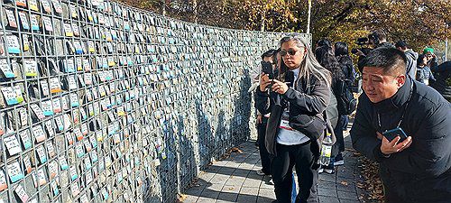 파주 '엄마품동산' 찾은 해외입양인들'2025 세계한인입양동포대회'에 참가한 입양인들이 11월 11일 경기 파주시 조리읍에 있는 엄마품동산 '기억의 벽'을 방문했다. 이들은 입양인들의 이름이 적힌 카드를 보며 휴대전화로 사진을 찍기도 했다. [연합뉴스 사진]