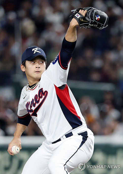 마운드 이어받은 박영현(도쿄=연합뉴스) 이동해 기자 = 16일 일본 도쿄돔에서 열린 2025 K베이스볼 시리즈 대한민국과 일본의 평가전. 6회초 마운드에 오른 박영현이 역투하고 있다. 2025.11.16 eastsea@yna.co.kr