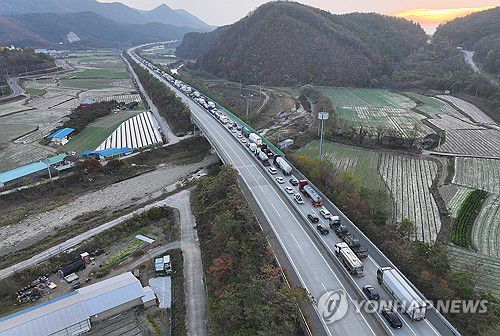대형 교통사고로 꽉 막힌 상주영천고속도로(영천=연합뉴스) 윤관식 기자 = 17일 오전 3시 12분께 상주영천고속도로 양방향에서 대형 교통사고로 화재가 발생한 가운데 사고 수습으로 인해 통제된 고속도로에 차량이 줄지어 정차해 있다. 2025.11.17 psik@yna.co.kr