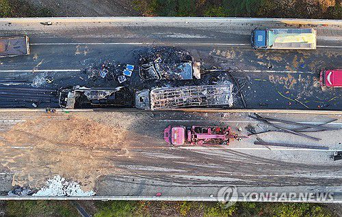 유조차 사고 발생한 상주영천고속도로(영천=연합뉴스) 윤관식 기자 = 17일 오전 3시 12분께 상주영천고속도로 양방향에서 대형 교통사고로 화재가 발생한 가운데 당국이 사고 수습을 하고 있다. 2025.11.17 psik@yna.co.kr