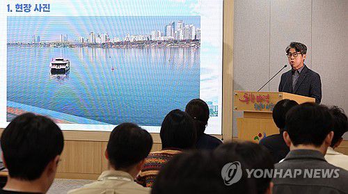 한강버스 멈춤 사고 관련해 브리핑하는 김선직 대표(서울=연합뉴스) 김주형 기자 = 김선직 한강버스 대표가 17일 서울시청 브리핑룸에서 지난 15일 한강버스가 강바닥에 걸려 멈춘 사고와 관련해 브리핑하고 있다. 2025.11.17 kjhpress@yna.co.kr