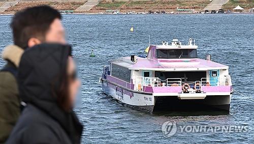 강바닥에 걸려 멈춰선 한강버스(서울=연합뉴스) 김인철 기자 = 17일 서울 송파구 잠실선착장 부근에 수심이 얕은 곳을 지나다 항로를 이탈하며 강바닥에 걸린 한강버스가 멈춰서 있다. 2025.11.17 yatoya@yna.co.kr