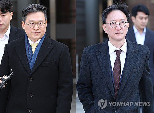 '채상병 수사 방해' 前공수처 검사 구속심사…증거인멸 공방(서울=연합뉴스) 윤동진 기자 = 채상병 순직 사건 수사를 방해한 혐의를 받는 김선규(왼쪽)·송창진 전 고위공직자범죄수사처(공수처) 부장검사가 구속 전 피의자 심문(영장실질심사)을 마친 후 17일 서울 서초구 서울중앙지법을 나서고 있다. 2025.11.17 mon@yna.co.kr