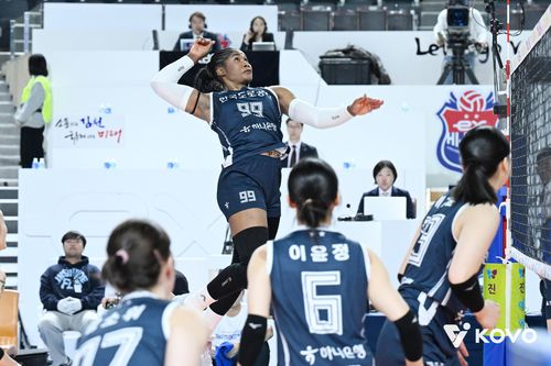 공격하는 한국도로공사의 모마(중앙)[한국배구연맹 제공. 재판매 및 DB 금지]