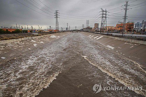 지난 15일 폭우로 수위가 높아진 LA강[AFP=연합뉴스. 재판매 및 DB 금지]