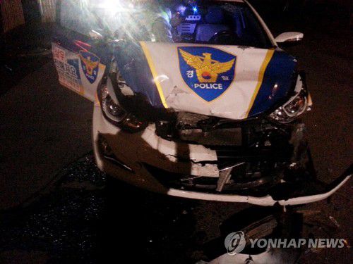 음주운전차 추격 중 사고 난 순찰차[제주서부경찰서 제공=연합뉴스]