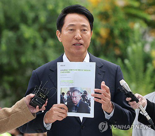 취재진 앞 발언하는 오세훈 시장(서울=연합뉴스) 류영석 기자 = 오세훈 서울시장이 8일 '여론조사비 대납 의혹'을 수사하는 민중기 특별검사팀의 사무실이 마련된 서울 KT광화문빌딩 웨스트에 조사를 받기 위해 출석하고 있다. 2025.11.8 ondol@yna.co.kr