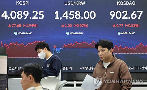 코스피, 4.090 턱밑 마감(서울=연합뉴스) 이진욱 기자 = 17일 오후 서울 중구 우리은행 본점 딜링룸 현황판에 코스피 지수가 표시돼 있다. 이날 코스피는 반등에 성공, 전장보다 77.68포인트(1.94%) 오른 4,089.25로 마감했다. 2025.11.17 cityboy@yna.co.kr