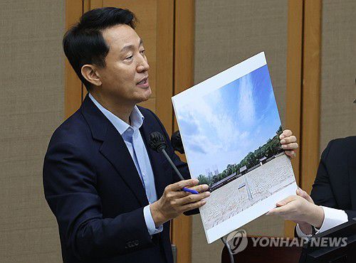 세운4구역 재개발과 종묘 관련 자료 든 오세훈 서울시장(서울=연합뉴스) 서명곤 기자 = 오세훈 서울시장이 18일 서울 중구 서울시의회에서 열린 제333회 정례회 시정질문에 참석, 세운4구역 재개발과 관련된 자료를 들고 질의에 답하고 있다. 2025.11.18 seephoto@yna.co.kr