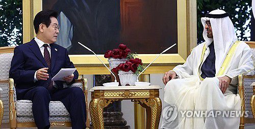 이재명 대통령, 한-UAE 확대회담(아부다비=연합뉴스) 김도훈 기자 = 아랍에미리트(UAE)를 국빈 방문 중인 이재명 대통령이 18일(현지시간) 아부다비 대통령궁에서 무함마드 빈 자이드 알 나흐얀 UAE 대통령과 한-UAE 확대회담을 하고 있다. 2025.11.18 superdoo82@yna.co.kr