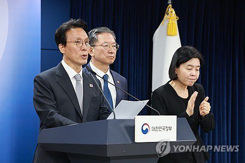 '론스타 ISDS 취소 신청 승소' 긴급 브리핑하는 김민석 국무총리(서울=연합뉴스) 신현우 기자 = 김민석 국무총리가 18일 정부서울청사에서 '론스타 국제투자분쟁(ISDS) 취소 신청'과 관련해 긴급 브리핑하고 있다.     정부는 이날 론스타 ISDS 취소 절차를 심리하는 국제투자분쟁해결센터(ICSID) 취소위원회로부터 '대한민국 승소' 결정을 받았다고 밝혔다. 2025.11.18 nowwego@yna.co.kr