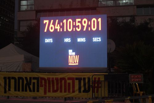 텔아이브 인질광장에 마련된 시계(텔아비브=연합뉴스) 이귀원 기자 = 9일(현지시간) 이스라엘 텔아비브 인질광장에 마련된 시계. 2025.11.19