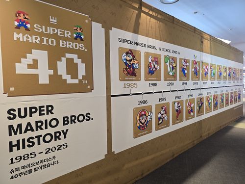 40주년 맞은 '슈퍼 마리오브라더스' 역사 한눈에    (서울=연합뉴스) 김주환 기자 = 19일 서울 롯데월드몰에 '슈퍼 마리오브라더스' 시리즈의 역사를 다룬 전시물이 설치돼있다. 2025.11.19 jujuk@yna.co.kr