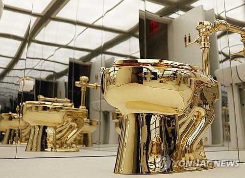 소더비 경매장에 전시된 황금 변기 [UPI 연합뉴스. 재판매 및 DB 금지]