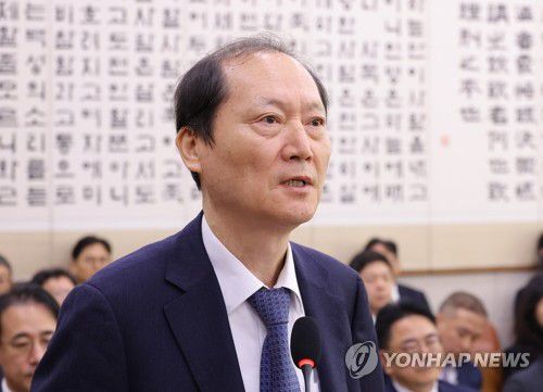 증인선서 거부 이유 말하는 이완규 전 법제처장(서울=연합뉴스) 황광모 기자 = 이완규 전 법제처장이 27일 서울 여의도 국회 법제사법위원회에서 열린 2025년 국정감사에서 증인선서를 거부한 이유를 말하고 있다. 2025.10.27 hkmpooh@yna.co.kr