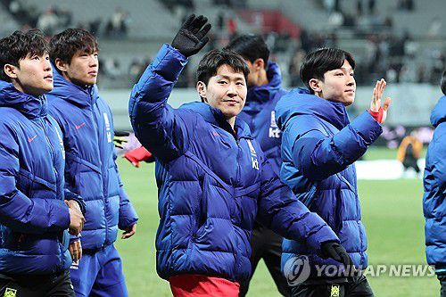 관중에 인사하는 이강인(서울=연합뉴스) 서대연 기자 = 18일 서울 마포구 서울월드컵경기장에서 열린 남자축구 국가대표 A매치 평가전 대한민국과 가나의 경기.      1-0으로 승리를 거둔 대표팀 이강인이 관중에 인사하고 있다. 2025.11.18 dwise@yna.co.kr