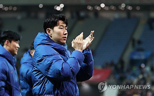 관중들에게 인사하는 손흥민(서울=연합뉴스) 김인철 기자 = 18일 서울 마포구 서울월드컵경기장에서 열린 남자축구 국가대표 A매치 평가전 대한민국과 가나의 경기. 1-0으로 승리한 한국의 손흥민이 경기 종료 후 그라운드를 돌며 관중들에게 인사하고 있다. 2025.11.18 yatoya@yna.co.kr