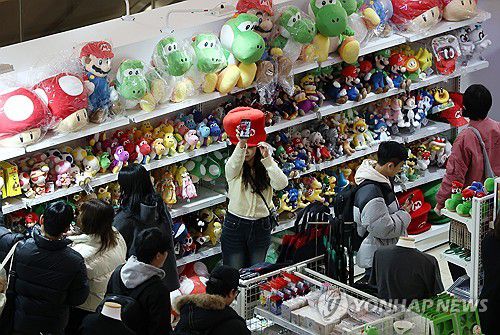 ‘닌텐도 공식 팝업스토어’ 오픈(서울=연합뉴스) 윤동진 기자 = 19일 서울 롯데월드몰에서 닌텐도 공식 팝업스토어가 열리고 있다. 2025.11.19 mon@yna.co.kr