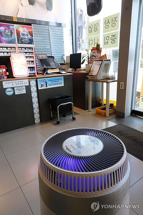 이랜드패션 물류센터 화재로 공기청정기 가동하는 편의점(천안=연합뉴스) 강수환 기자 = 19일 오전 충남 천안시 동남구 풍세면 풍세산업단지 내 이랜드패션 물류센터 인근에 있는 편의점에 물류센터 화재 여파로 공기청정기가 가동되고 있다. 지난 15일 오전 6시 8분께 이랜드패션 물류센터에서 불이 나 60시간 만인 17일 오후 6시 11분께 완전 진화됐다. 2025.11.19 swan@yna.co.kr