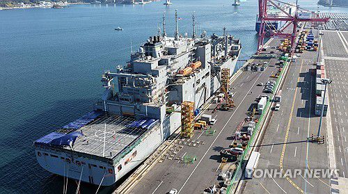 한화오션, 월리 쉬라 호 MRO 작업(창원=연합뉴스) 김동민 기자 = 19일 오후 경남 창원시 마산합포구 마산가포신항에서 미 해군 군수지원함 '월리 쉬라 호'의 MRO 작업이 진행 중이다.     한화오션은 지역 중소 정비업체들과 이곳에서 12월 중순까지 월리 쉬라 호의 점검과 수리, 내부 리모델링 등을 진행한다. 2025.11.19 image@yna.co.kr