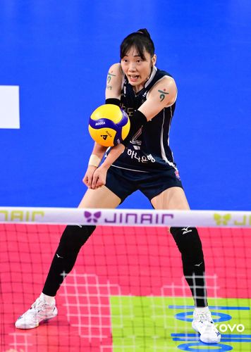 리시브하는 도로공사의 리베로 문정원[한국배구연맹 제공. 재판매 및 DB 금지]