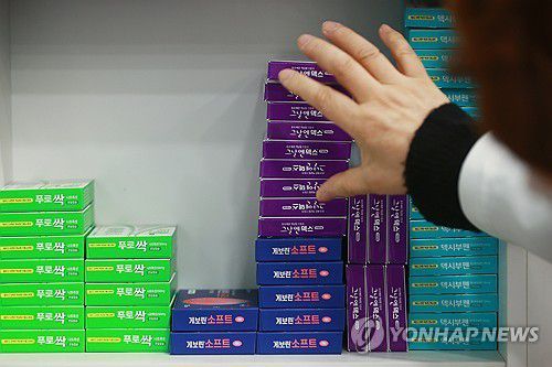 약국에서 해열·진통제 정리하는 모습[연합뉴스 자료사진]