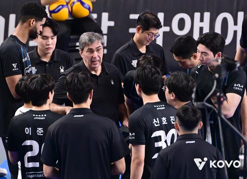 블랑 감독의 작전 지시를 듣는 현대캐피탈 선수들[한국배구연맹 제공. 재판매 및 DB 금지]