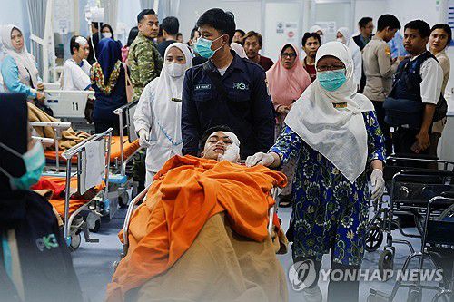 인도네시아 자카르타 고교 모스크 폭발 사건으로 부상한 학생[로이터 연합뉴스 자료사진. 재판매 및 DB 금지]