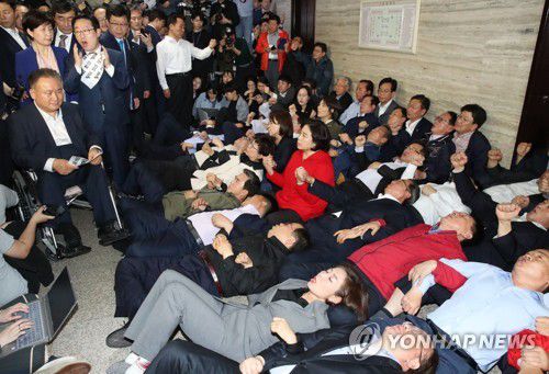 '패트 충돌' 황교안·나경원·이종걸 등 여야 의원 28명 기소(서울=연합뉴스) 국회 패스트트랙 충돌 사건을 수사한 검찰이 2일 자유한국당 황교안 대표, 나경원 전 원내대표와 더불어민주당 이종걸 의원 등 여야 의원 28명, 보좌진·당직자 8명 등 총 37명을 불기소 또는 약식 기소했다.       사진은 지난 2019년 4월 26일 나경원 원내대표 등 자유한국당 의원들이 사법개혁특위가 열리는 국회 회의실 앞에 드러누워 이상민 위원장 등 참석자 진입을 막는 모습.  2020.1.2 [연합뉴스 자료사진] photo@yna.co.kr