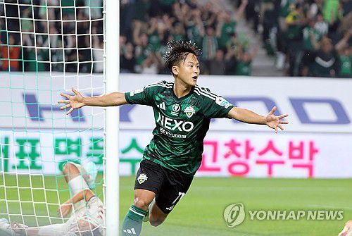 자책골 유도한 이승우, 환호(전주=연합뉴스) 나보배 기자 = 17일 전북 전주월드컵경기장에서 열린 하나은행 K리그1 2025 전북현대와 수원FC의 경기. 자책골을 유도한 이승우가 기뻐하고 있다. 2025.6.17 warm@yna.co.kr