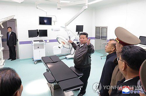 평양 외곽 강동군병원 9달만에 준공...김정은 참석(평양 조선중앙통신=연합뉴스) 김정은 북한 국무위원장이 지난 19일 진행된 평양시 외곽 강동군병원 준공식에 참석해 기념 연설을 하고 준공 테이프를 끊었다고 조선중앙통신이 20일 보도했다. 2025.11.20      [국내에서만 사용가능. 재배포 금지. For Use Only in the Republic of Korea. No Redistribution] nkphoto@yna.co.kr