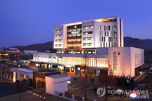 평양 외곽 강동군병원 9달만에 준공...김정은 참석(평양 조선중앙통신=연합뉴스) 김정은 북한 국무위원장이 지난 19일 진행된 평양시 외곽 강동군병원 준공식에 참석해 기념 연설을 하고 준공 테이프를 끊었다고 조선중앙통신이 20일 보도했다. 2025.11.20      [국내에서만 사용가능. 재배포 금지. For Use Only in the Republic of Korea. No Redistribution] nkphoto@yna.co.kr