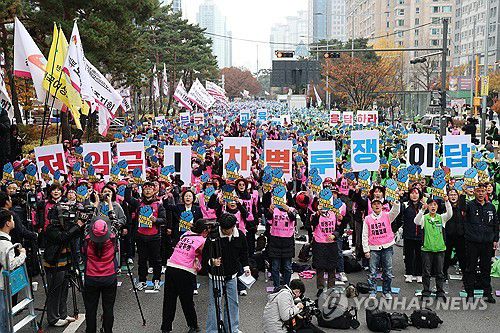 학교비정규직연대회의, 처우개선 예산확대 관련 법령 정비 촉구집회(서울=연합뉴스) 윤동진 기자 = 20일 서울 국회의사당역 인근에서 열린 학교비정규직연대회의, 처우개선 예산확대 관련 법령 정비 촉구집회에서 참가자들이 관련 피켓을 들어 구호를 외치고 있다. 2025.11.20 mon@yna.co.kr