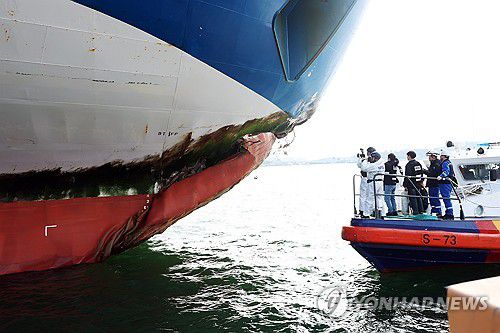 좌초 선박 살펴보는 감식반(목포=연합뉴스) 천정인 기자 = 20일 오전 전남 목포시 삼학부두에서 해경과 국과수가 2만6천t급 여객선 퀸제누비아2호에 대한 감식을 하고 있다. 2025.11.20 iny@yna.co.kr