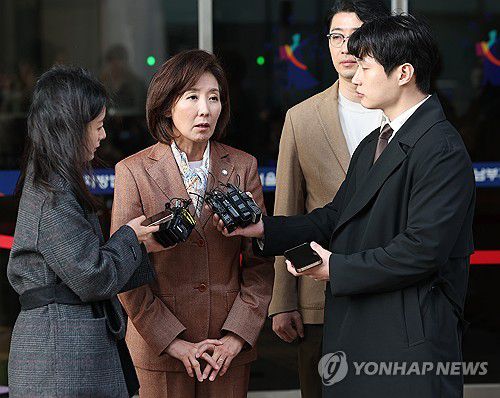 '벌금형 선고' 질문에 답하는 국민의힘 나경원 의원(서울=연합뉴스) 김성민 기자 = 국민의힘 나경원 의원이 20일 서울 양천구 서울남부지방법원에서 열린 '국회 패스트트랙 충돌' 1심 선고 공판을 마친 후 나서며 취재진 질문을 받고 있다.     재판부는 사건 당시 자유한국당 원내대표였던 나 의원에게 벌금 총 2천400만원을, 당 대표였던 황교안 전 총리에게 벌금 총 1천900만원을 선고했다. 현재 국민의힘 원내대표를 맡고 있는 송언석 의원은 벌금 총 1천150만원을 선고받았다. 2025.11.20 ksm7976@yna.co.kr