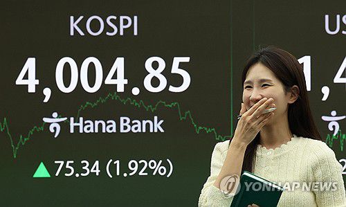 코스피, 엔비디아 호실적에 4,000선 회복(서울=연합뉴스) 이진욱 기자 = 20일 오후 서울 중구 하나은행 본점 딜링룸 현황판에 코스피 지수가 표시돼 있다. 이날 코스피는 엔비디아의 호실적에 힘입어 4,000선을 재탈환했다. 2025.11.20 cityboy@yna.co.kr