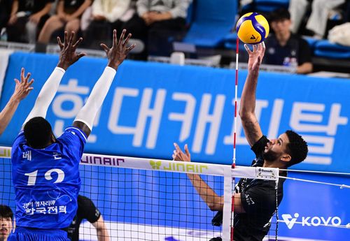 공격하는 현대캐피탈의 레오(오른쪽)[한국배구연맹 제공. 재판매 및 DB 금지]