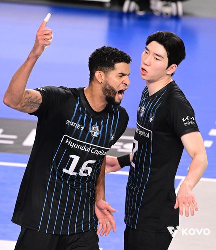 현대캐피탈의 쌍포 레오(왼쪽)와 허수봉[한국배구연맹 제공. 재판매 및 DB 금지]
