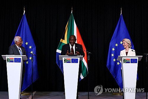 EU 지도부와 공동기자회견에서 발언하는 시릴 라마포사(가운데) 남아공 대통령[로이터=연합뉴스]