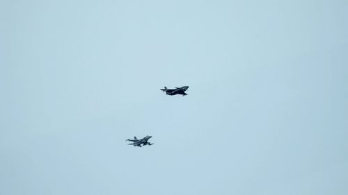 크즐렐마(테키르다 아나돌루=연합뉴스) 20일(현지시간) 아큰즈 비행훈련시험장에서 이륙한 크즐렐마 무인전투기가 튀르키예 공군 F-16과 근접조우하는 장면. 2025.11.21 photo@yna.co.kr