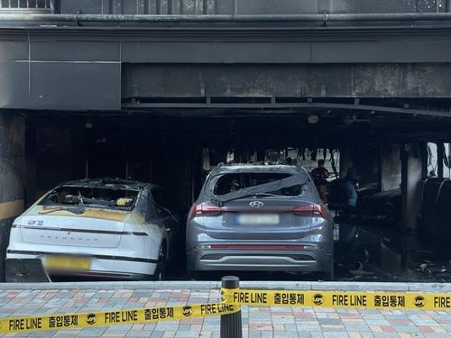 서울 양천구 신월동 아파트 주차장 화재로 불탄 차량[촬영 강류나 수습기자]