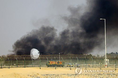 전투기 추락(두바이 EPA=연합뉴스) 21일(현지시간) 아랍에미리트(UAE)에서 열린 두바이 에어쇼에서 인도 공군의 테자스 전투기가 추락한 뒤 화재로 검은 연기가 치솟고 있다. 2025.11.21 photo@yna.co.kr