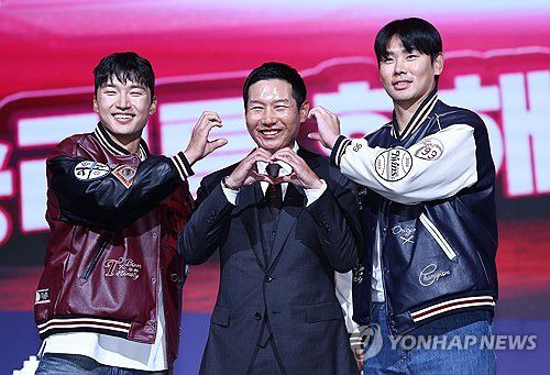 포즈 취하는 LG(서울=연합뉴스) 김인철 기자 = LG 염경엽 감독과 박해민, 홍창기가 20일 서울 송파구 롯데호텔월드에서 열린 2025 신한 SOL Bank KBO 프로야구 개막 미디어데이에서 포즈를 취하고 있다. 2025.3.20 yatoya@yna.co.kr