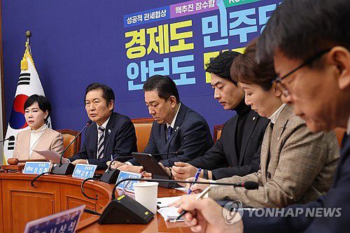 민주당 최고위원회의(서울=연합뉴스) 황광모 기자 = 더불어민주당 정청래 대표가 21일 국회에서 열린 최고위원회의에서 발언하고 있다. 2025.11.21 hkmpooh@yna.co.kr