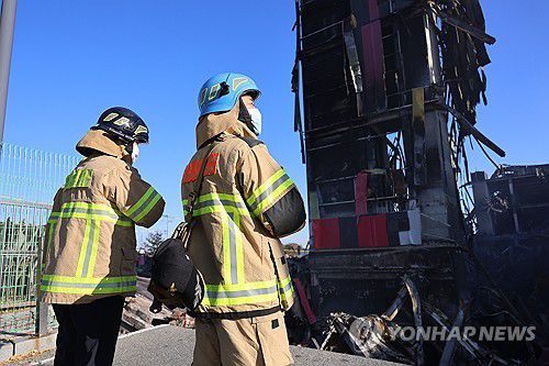 이랜드패션 물류센터 화재 합동 감식(천안=연합뉴스) 이주형 기자 = 21일 오전 충남 천안시 동남구 이랜드패션 물류센터 화재 현장에서 충남소방 대원들이 합동 감식에 나서기 전 무너진 물류센터를 확인하고 있다. 2025.11.21 coolee@yna.co.kr