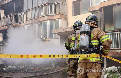 "연습도 실전같이"(제주=연합뉴스) 변지철 기자 = 21일 제주시 이도2동 이도주공 아파트에서 40년 가까이 된 재건축 아파트 건물을 활용한 실화재 훈련이 진행되고 있다. 2025.11.21 bjc@yna.co.kr