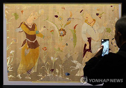 두 여성 사냥꾼 묘사한 직물(서울=연합뉴스) 이재희 기자 = '이슬람 미술, 찬란한 빛의 여정' 전시가 열린 21일 서울 국립중앙박물관 상설전시관에서 취재진 및 관계자들이 전시물을 살펴보고 있다. 이 전시는 2026년 10월 11일까지 열린다. 2025.11.21 scape@yna.co.kr