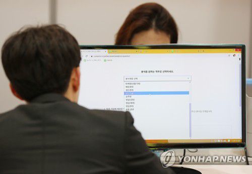 'AI가 살펴보는 자소서'  (서울=연합뉴스) 김도훈 기자 = 19일 서울 서초구 aT센터에서 열린 'SK 동반성장 협력사 채용박람회 2019'를 찾은 취업준비생이 AI 자기소개서 컨설팅 서비스를 이용하고 있다.     이번 채용박람회에서는 SK이노베이션, SK텔레콤, SK하이닉스 등 SK 주요 관계사가 추천하는 우수 협력사와 사회적 기업 66개사가 참가했다. 2019.11.19     superdoo82@yna.co.kr