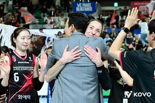 승리 후 고희진 감독과 포옹하는 정관장의 자네테(중앙)[한국배구연맹 제공. 재판매 및 DB 금지]